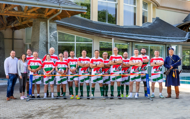 Díszlövéssel indult útjára a labda a Szigetvári Gyógyfürdőben