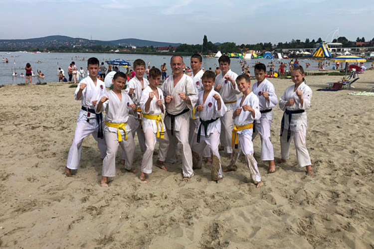 A Velencei-tónál készültek a Karatesulisok
