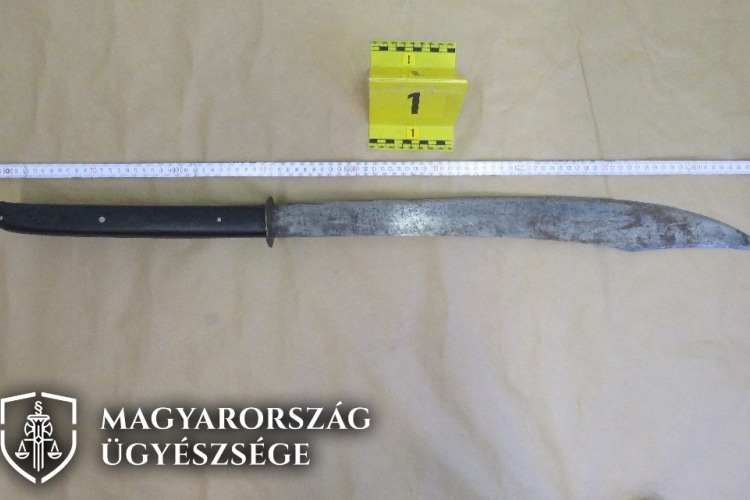 Rendőrre támadt karddal egy férfi