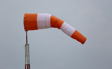 Meteorológia: az erős, viharos szél miatt veszélyben lehetnek a szabadtéren elhelyezett karácsonyfák és díszítőelemek