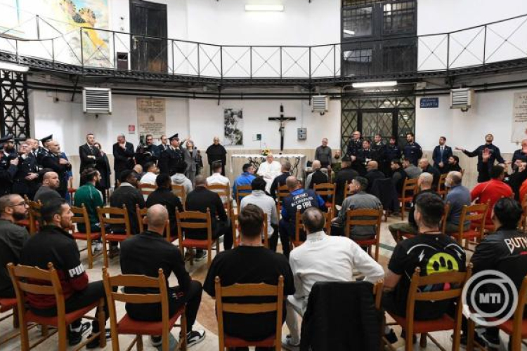 Ferenc pápa egy római börtön rabjaival találkozott nagycsütörtök délután