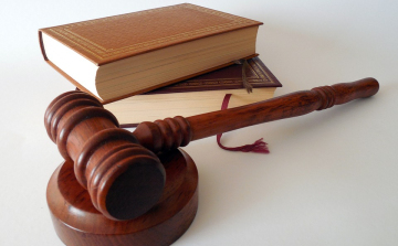 Súlyos testi sértés és garázdaság miatt emeltek vádat két biztonsági őr ellen