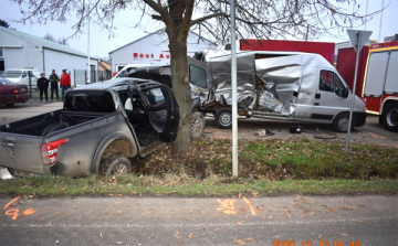 Két autóval is ütközött a terepjáró a dombóvári balesetben