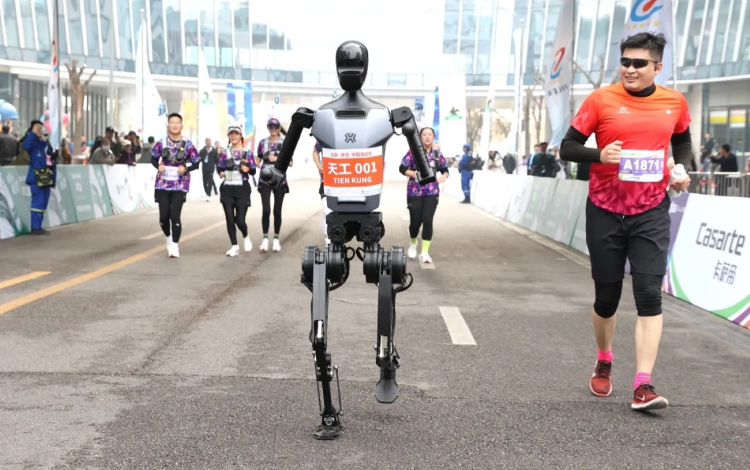 Humanoid robotokat is indítottak a pekingi félmaratonon