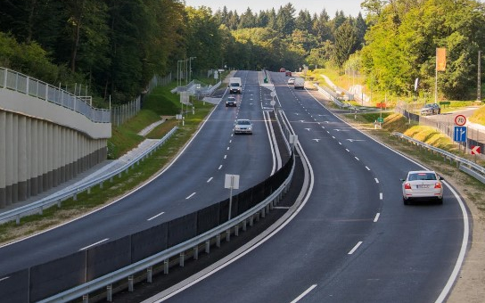 NGM: a kormány elkötelezett a gazdaság fejlődésének biztosítása és a gyorsforgalmi úthálózat fejlesztése mellett