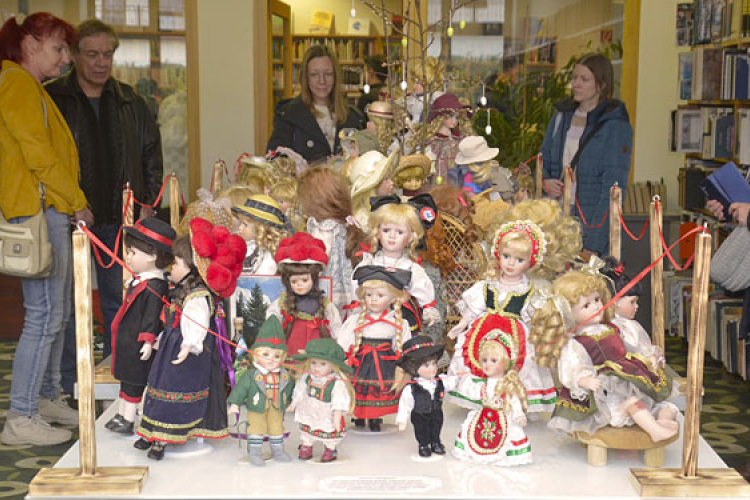 Porcelánbaba kiállítás nyílt a Földi István Könyvtárban