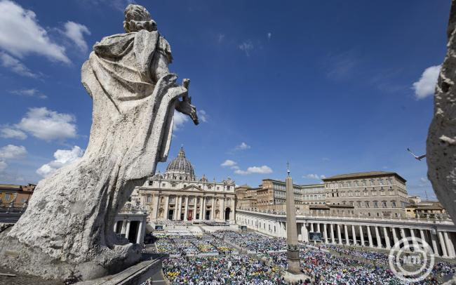 Pápaválasztás - Feltették a kéménycsövet a Sixtus-kápolna tetejére