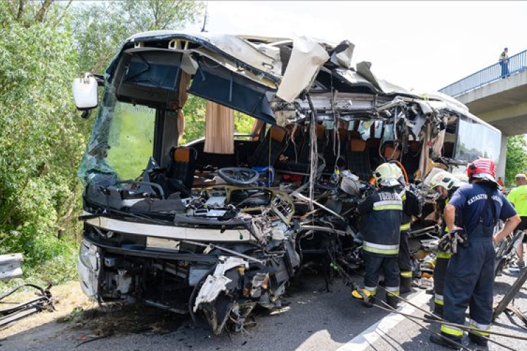 Szakértő szerint valószínűleg kivédhetetlen volt a buszbaleset az M7-esen