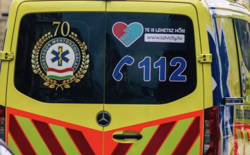 Felborult egy mentőautó szombaton késő este Budapesten