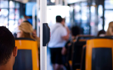 Nem szűnik meg a 65 év felettiek ingyenes utazása