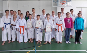 Dombóvári Karatesuli: Sikeres mestervizsgák a központi nyári edzőtáborban