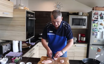 Főzzünk Robival! Tésztalepényben sült, fűszeres csirkemell - VIDEÓ