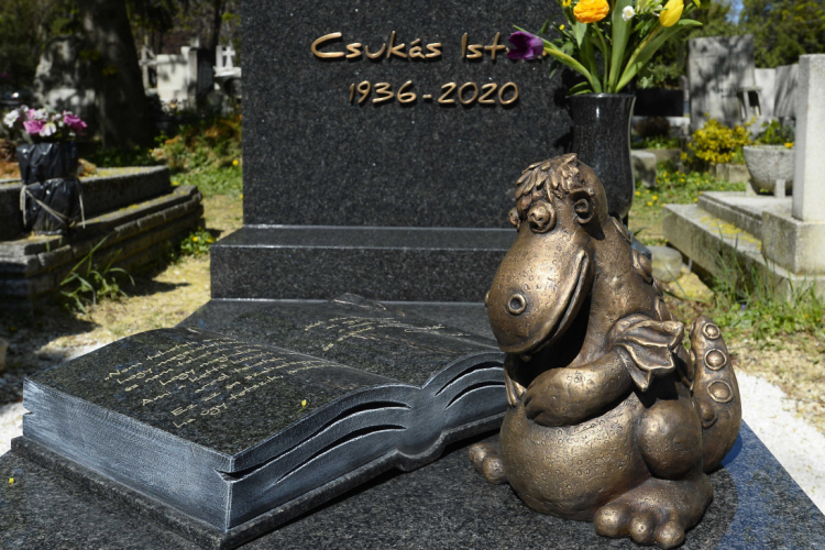 Új Süsü-szobor került Csukás István síremlékére