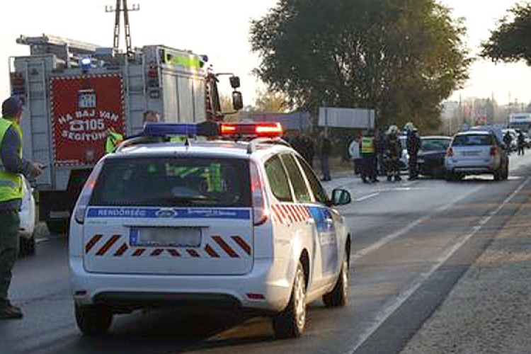 Egy busz két utasa, egy autós és egy motoros is megsérült Tolnában