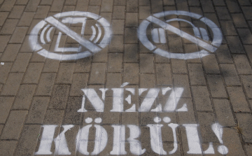 MÁV: figyelmeztető piktogramokat festettek a balatoni vasúti átjárókba