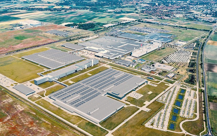 Szijjártó Péter: az eredeti ütemterv szerint halad a Mercedes új kecskeméti gyáregységeinek építése