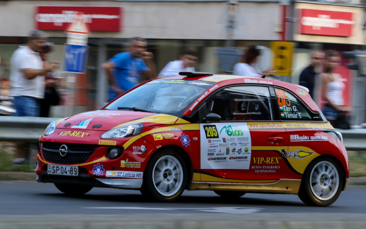 Ígéretes kezdés után, lengőkar-törés! 