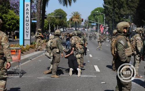 A Los Angeles belvárosában tüntetők ellen villanógránátokat, könnygázt és paprikaspray-t is bevetett a Nemzeti Gárda