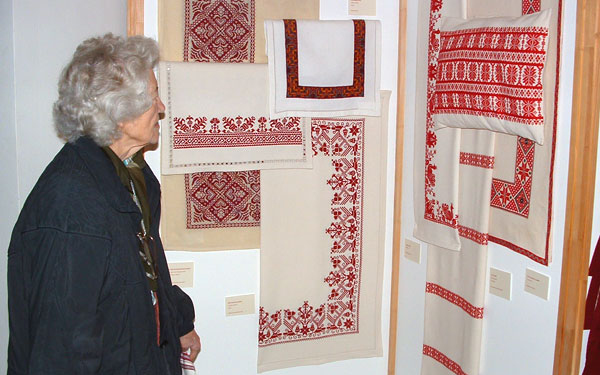 Kendők, abroszok, terítők, szőttesek idézik a régmúlt hímző kultúráját