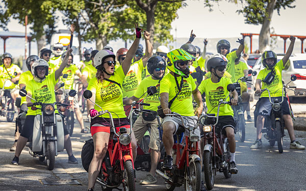 Sikeresen megszervezték idén is a Balaton kerülő retro kismotorozást